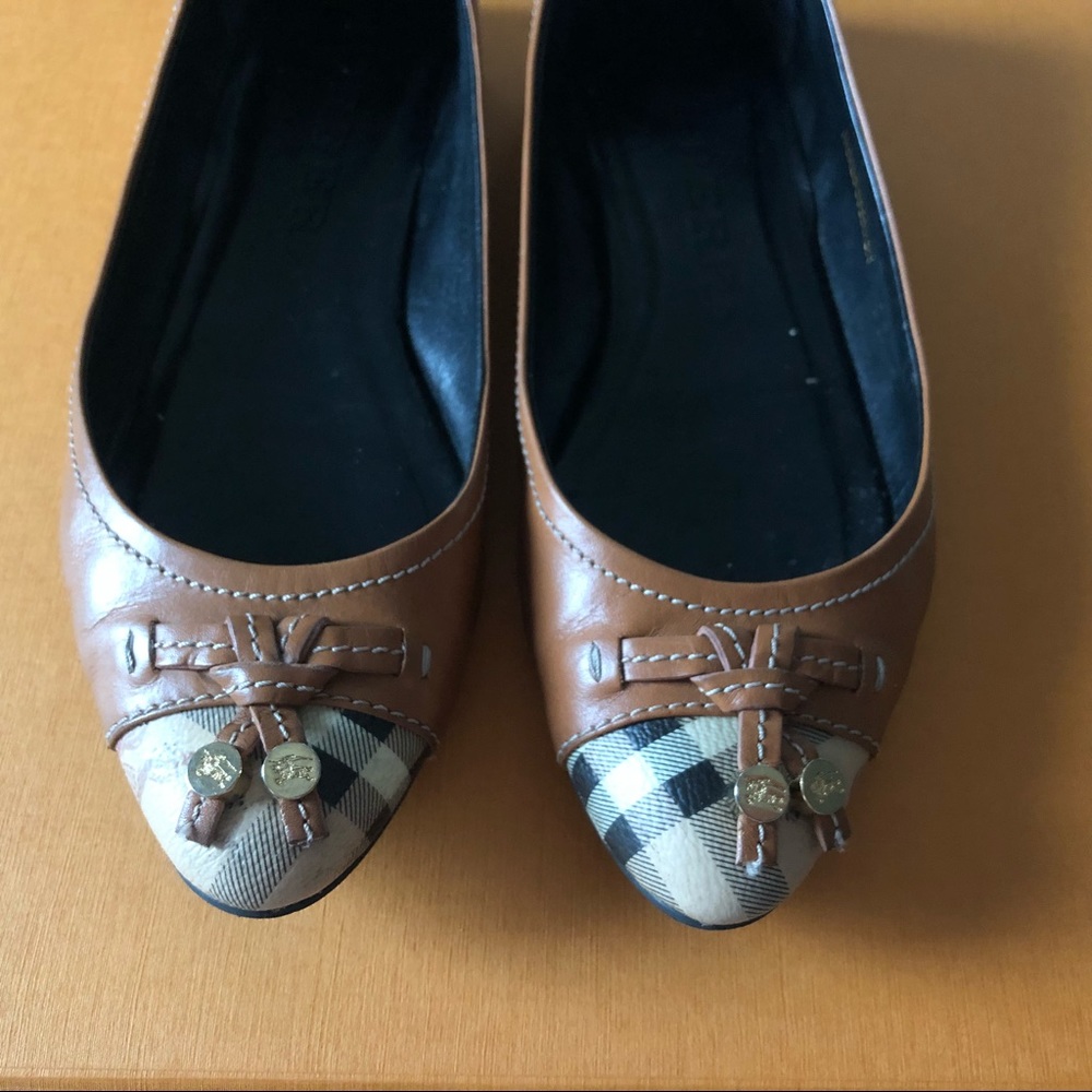 Burberry Flats in light brown leather